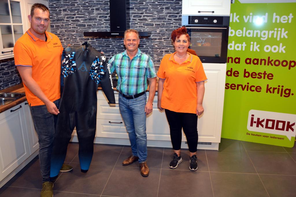 Een wetsuit van sponsor i-Kook voor Bart Hol - vlnr Bart Hol - Hayo Smit en Coach Patricia Lammerts.JPG
