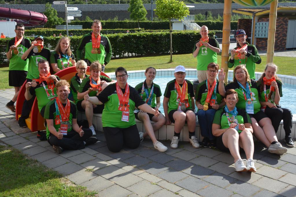 De coaches en zwemmers van de Brug Veendam en hun gewonnen pijzen.jpg