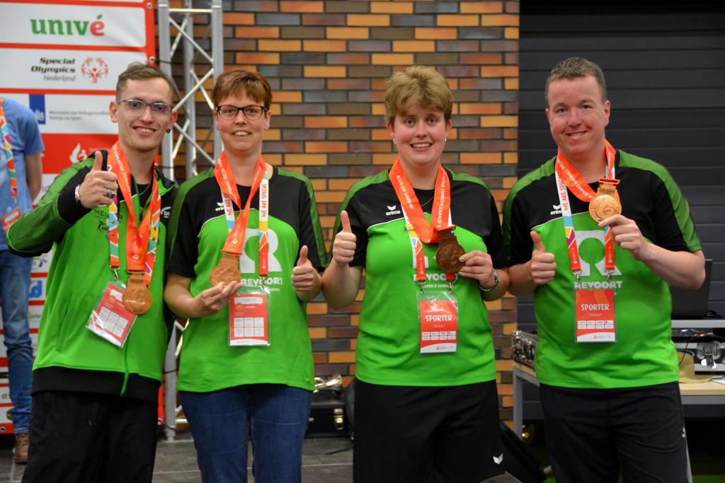 Een bronzen medaille voor de estafetteploeg.jpg