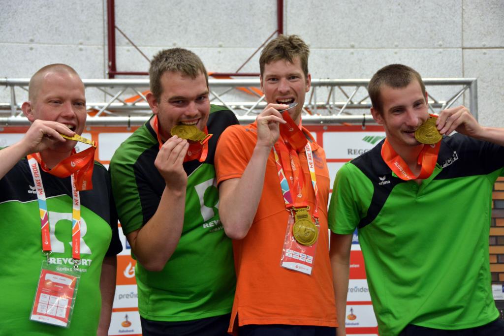 Goud voor de estafetteploeg.jpg