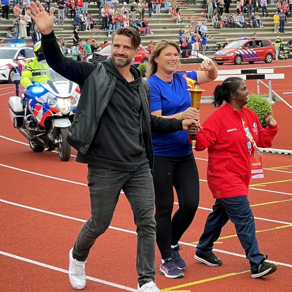 Het Olympisch vuur wordt binnen gebracht door Olympisch kampioen MarkTuitert - Foto Marco Hol.jpg
