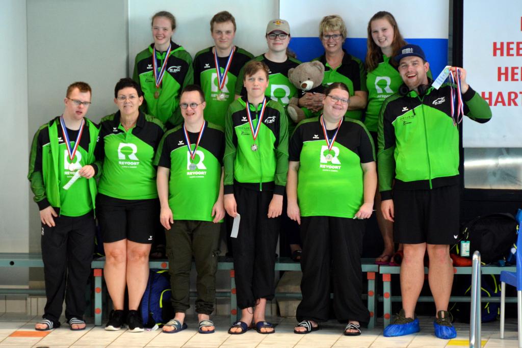Lachende gezichten bij de deelnemers van het team van De Brug Veendam.JPG