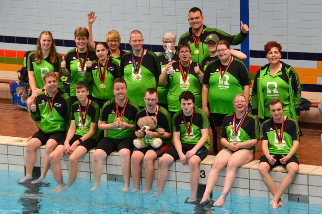 De zwemmers en coaches van De Brug Veendam hebben er weer zin in.JPG